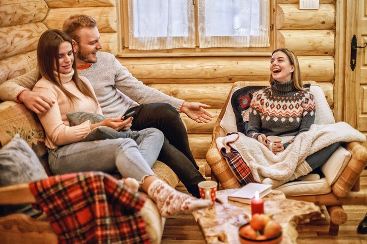 зимние посиделки, посиделки у камина, компания друзей, дружеское общение