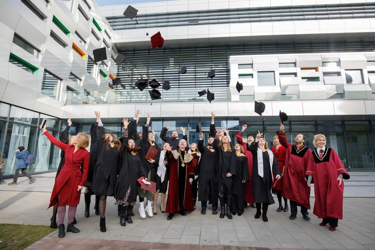 Сучасні католики. Незважаючи на слово "католицький" у назві, львівський ВНЗ пропонує сучасну освіту, зокрема на факультеті прикладних наук, де є IT-спеціальності, і в бізнес-школі