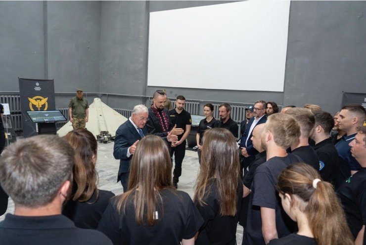 Кит Кэллог на производстве дронов в Украине