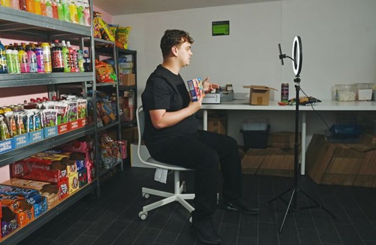 Подросток, сарай, сад, бизнес, сладости, продажа сладостей, соцсети, TikTok, интернет магазин