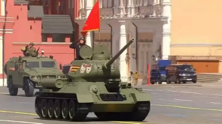 Т-34 на параді у Москві