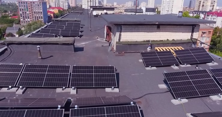 Солнечные панели на крыше дома ОСМД Локомотив Киев на крыше дома