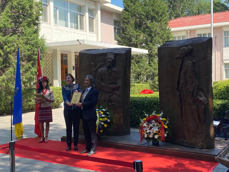 скульптура, пам'ятник, тарас шевченко, китай, Пекін, ду фу, пам'ятник кобзареві, мід України, посольство України, врата душі