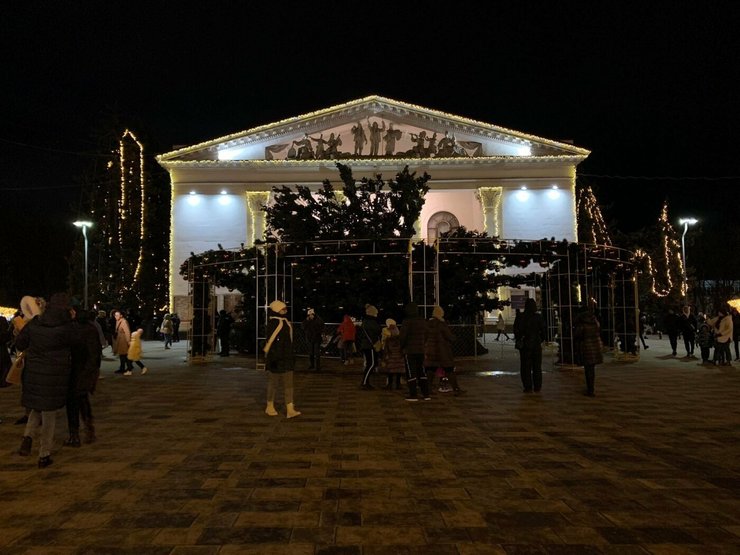 елка мариуполь, центр мариуполя, упала елка, елки в украине