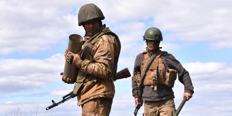 военные с оружием