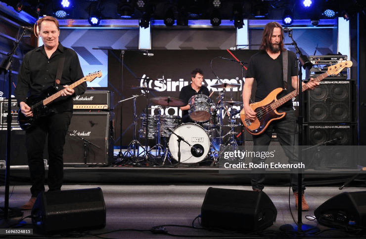 Киану Ривз на выступлении с группой