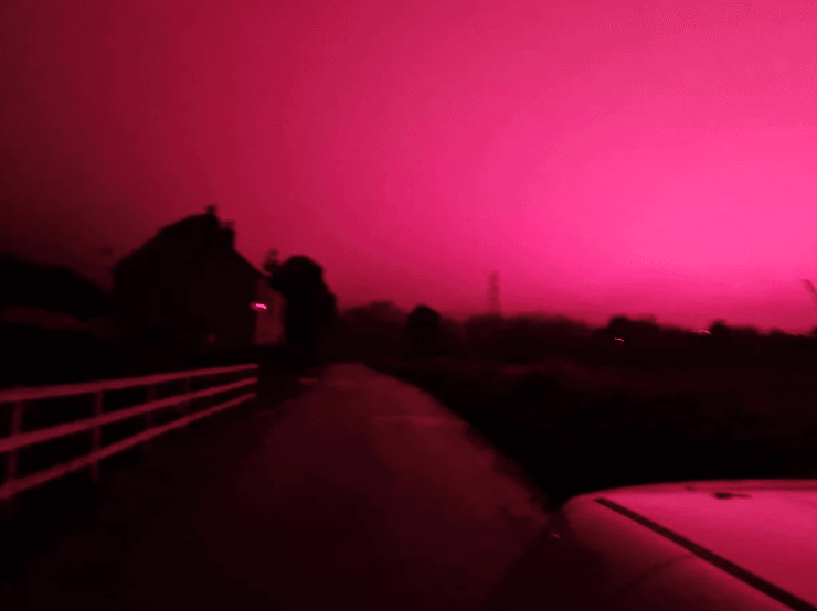 розовое свечение, дорога