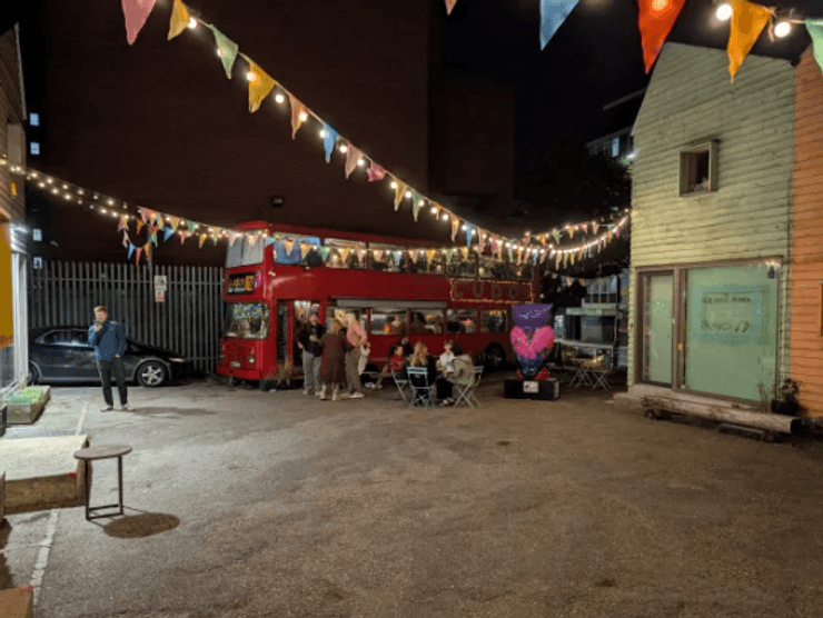 Паб Ludo's у автобусі