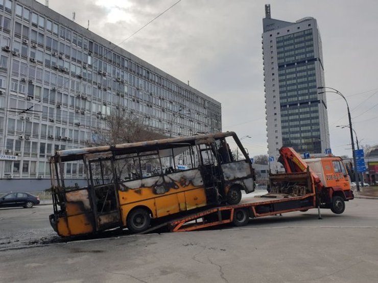 Маршрутка сгорела в Соломенском районе Киева