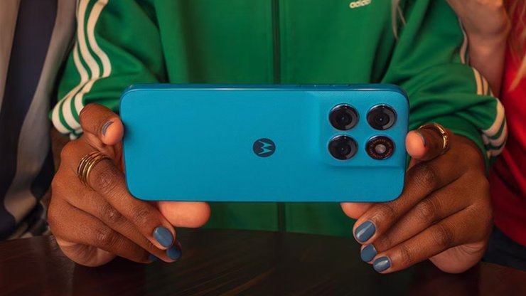 Motorola Moto G87 смартфон у руках