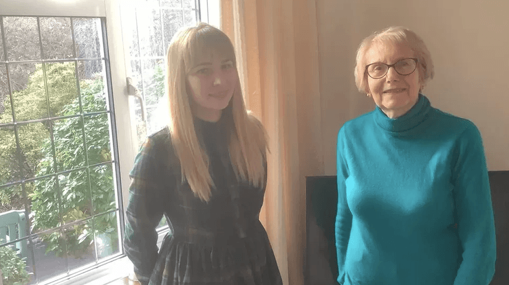 Бывшая представительница парламента Дейм Аннет Брук, автомобили регистрация,