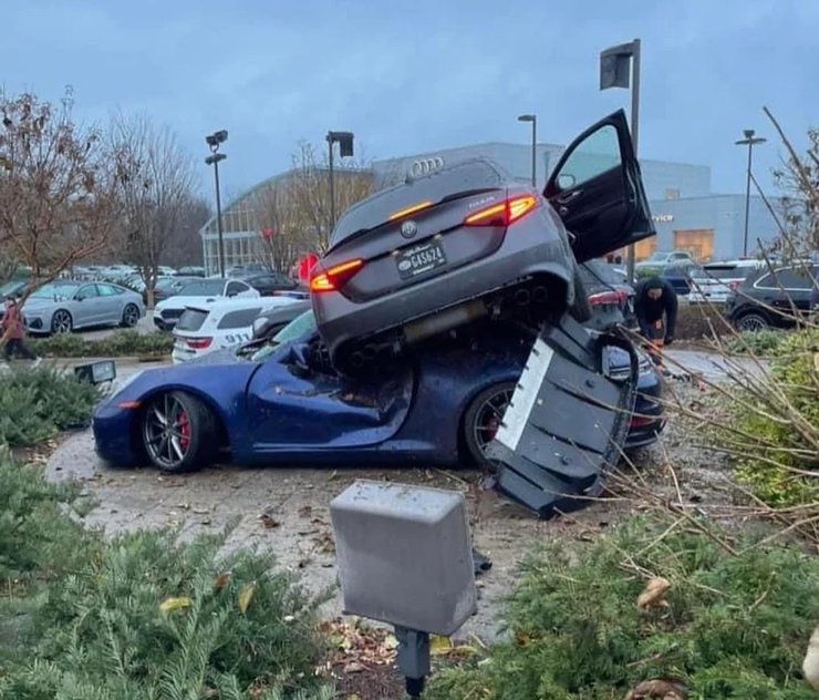 ДТП в США, дорогое дтп, разбитые авто, Porsche 911, Alfa Romeo Giulietta, Mercedes GLE, Dodgde Charger