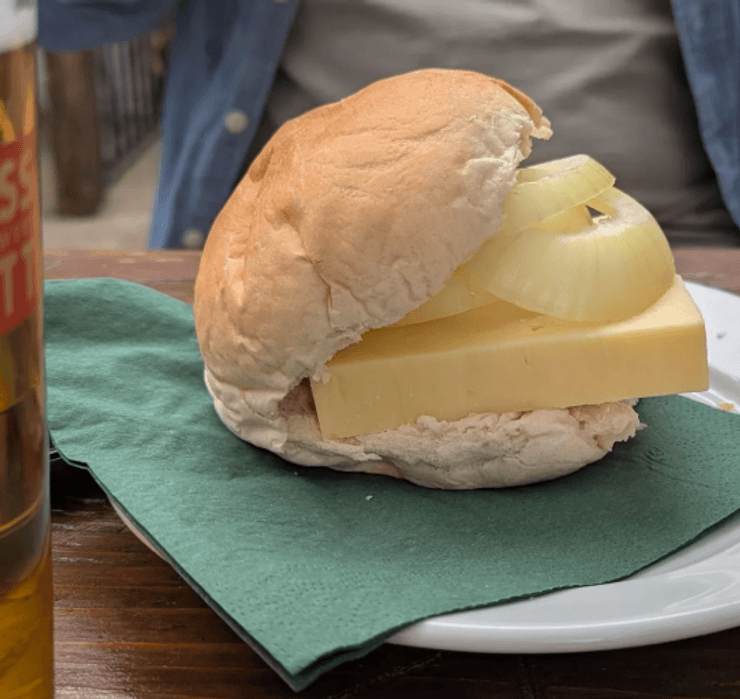 Самый "отвратительный" бургер в пабе