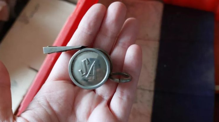 Значок из тайника.