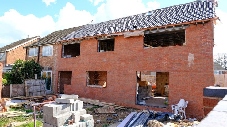 Особняк, чудовищный особняк, жалобы соседей, построили без разрешения, заставили снести особняк, гостиница Travelodge