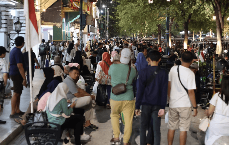 Туристы в Индонезии, путешествия, люди, люди на улице