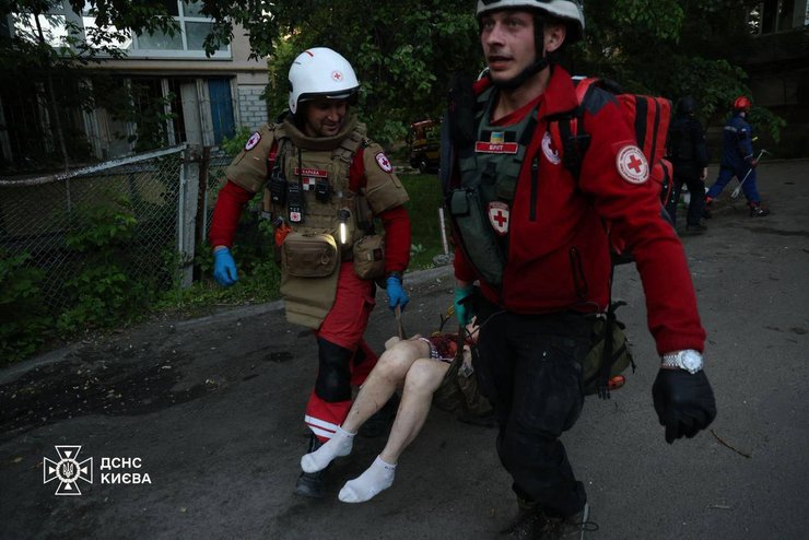 Співробтники ДСНС рятують постраждалих від російського обстрілу киян