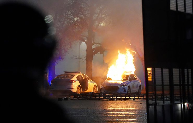 Одну з поліцейських машин Алмати підпалили