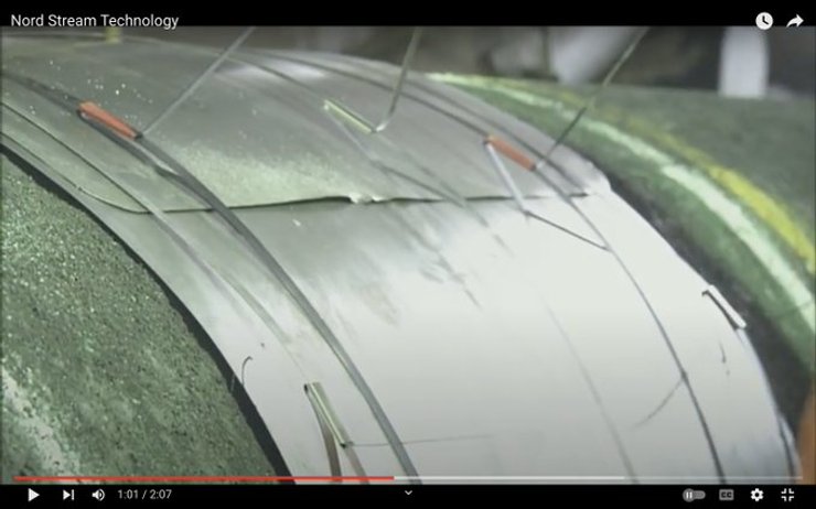 Імовірно метал, який скріплював частини трубопроводу.