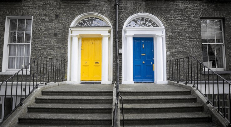 Стук в дверь, стучали в дверь и убегали, старая детская забава, спор в сети, название игры, соседи, пользователи соцсетей