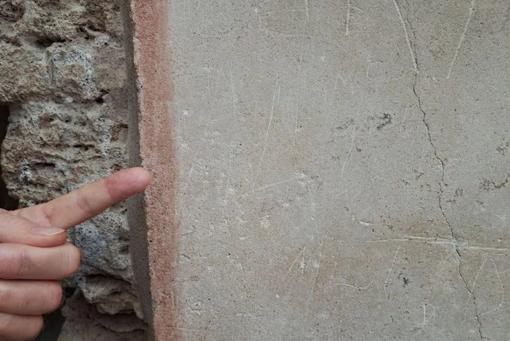 помпеи, вилла, вандализм, турист, турист из казахстана