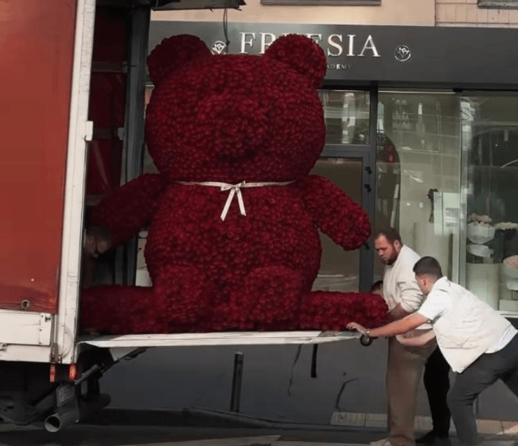 Медведь из цветов скандал