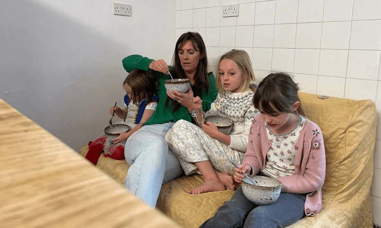 Семья переехала жить на остров, жизнь на острове, отдаленный остров, всего 200 жителей, семья на пляже, отдых на пляже, прилив и отлив