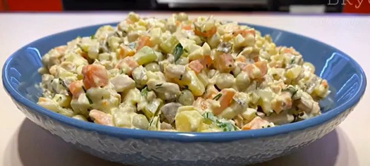 Оливье с курицей и грибами