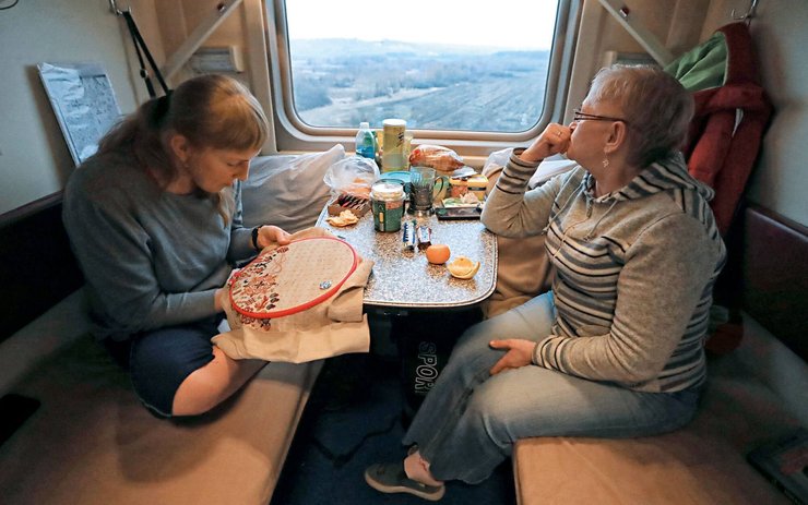 фото, женщины в купе поезда