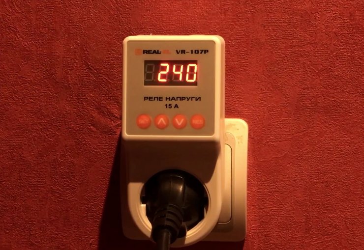 Реле напруги Real-El VR-107P підключене до розетки