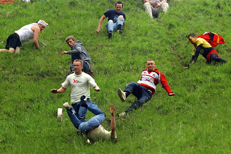 спорт, странные игры, метание пирогов, сырная гонка, ношение жен