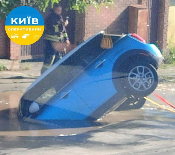авто пішло під землю
