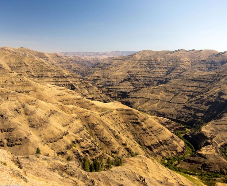 Примеры паводкового базальтового вулканизма можно увидеть в так называемых потоках Гранд-Ронд, на границе Орегона и Вашингтона