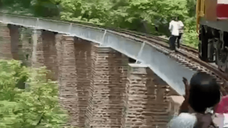 Супруги спрыгнули с моста, железнодорожный мост, столкновение с поездом, получили травмы, не заметили поезд,