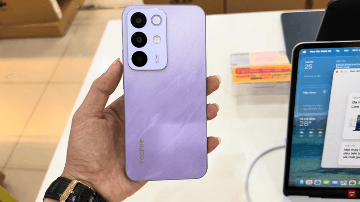 Бюджетний телефон Realme C85
