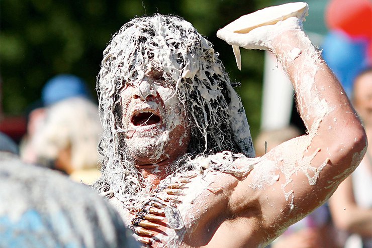 спорт, странные игры, метание пирогов, сырная гонка, ношение жен