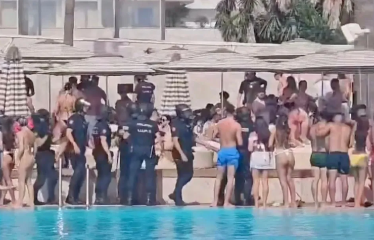 Туристки роблять селфі під час рейду, Марбелья, затримання злочинців, туризм, відпочинок, подорожі, курйози, фото