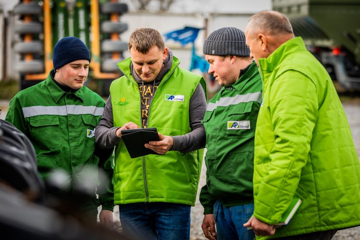 Механізатори та агроном опановують нове ІТ-рішення