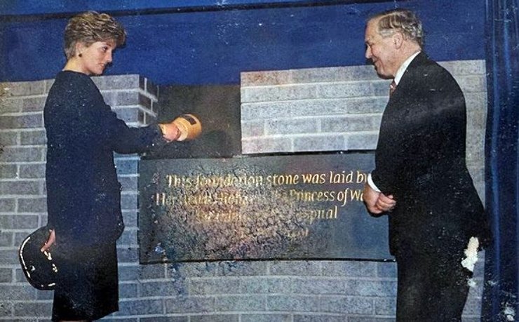 Фотография Дианы, закладывающей краеугольный камень на Грейт-Ормонд-стрит в марте 1991 года