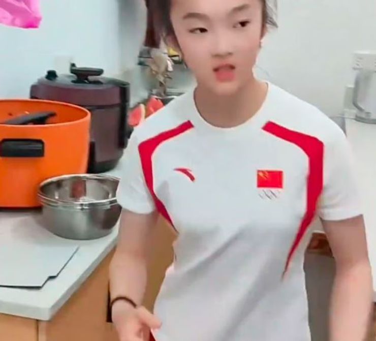Олимпийская чемпионка Чжоу Якинь, спортсменка вернулась из Парижа в Китай и работает в ресторане