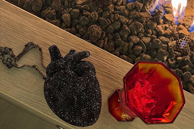 Сумочка в форме человеческого сердца и красная чаша.