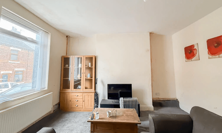 В заброшенном поселке выставлен на продажу двухэтажный дом, который понравится любителям тишины и уединения