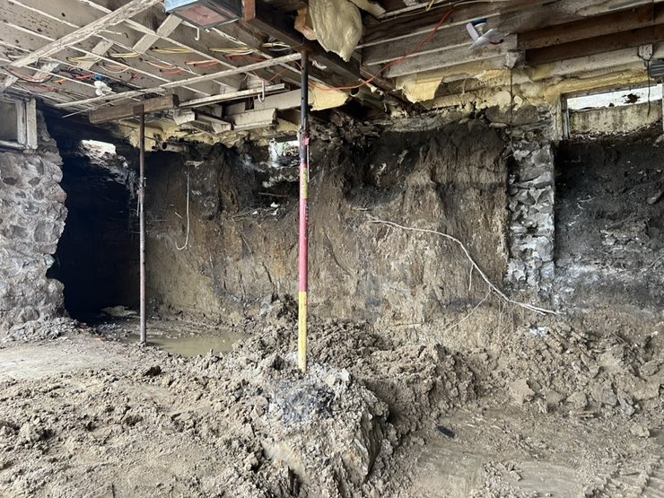 Дом без фундамента, дом мечты, у дома нет фундамента, нет фундамента, ремонт дома, 135-летний дом мечты, супруги начали ремонт, подняли дом