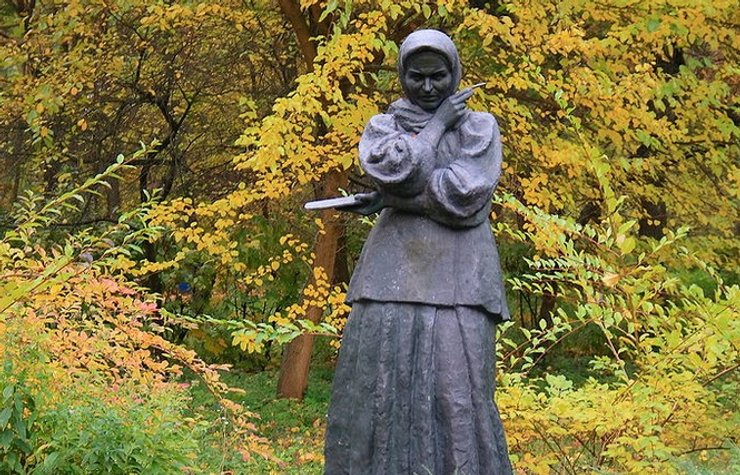 Памятник Екатерине Белокур в Яготине/Фото: wikipedia