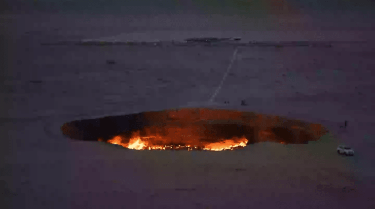 Водоспад Вічного вогню, вічний вогонь, природне явище, постійно горить вогонь, чоловік помітив "вічний вогонь", горить місто, вогняний кратер,