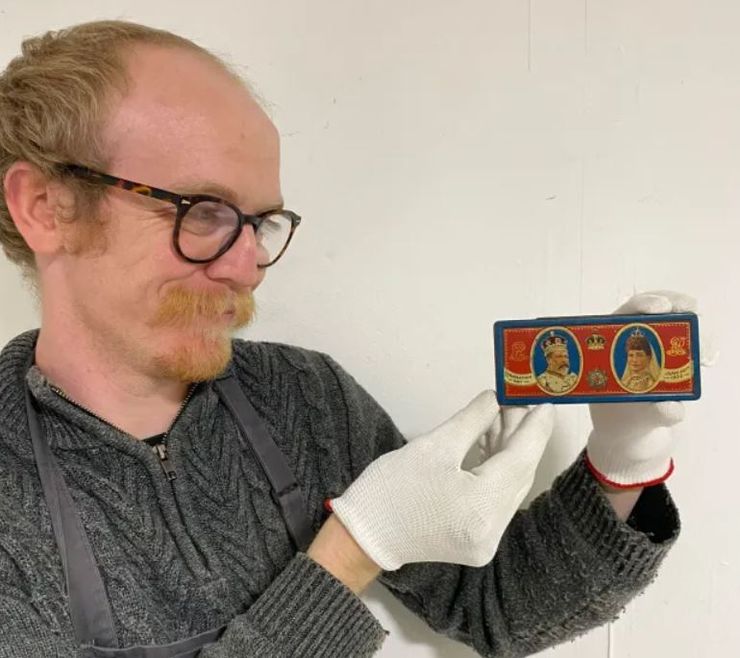 Мужчина нашел в своем доме одну из самых старых в мире плиток шоколада, изделию 122 года, сколько денег стоит этот шоколад