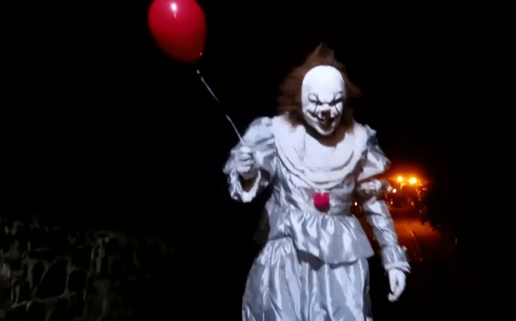 Жуткий клоун, ОНО Стивена Кинга, человек в костюме клоуна, наводит ужас на поселение, преследует людей на улице, бросил вызов полиции