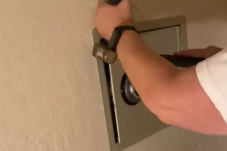 Женщина показала свою находку в сейфе, курьезы, интересные новости из жизни, странные случаи