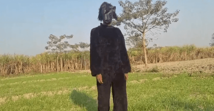 Костюм "медведя" должен отпугнуть обезьян