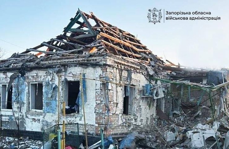 дом, поврежденный из-за обстрела Запорожья 22 апреля